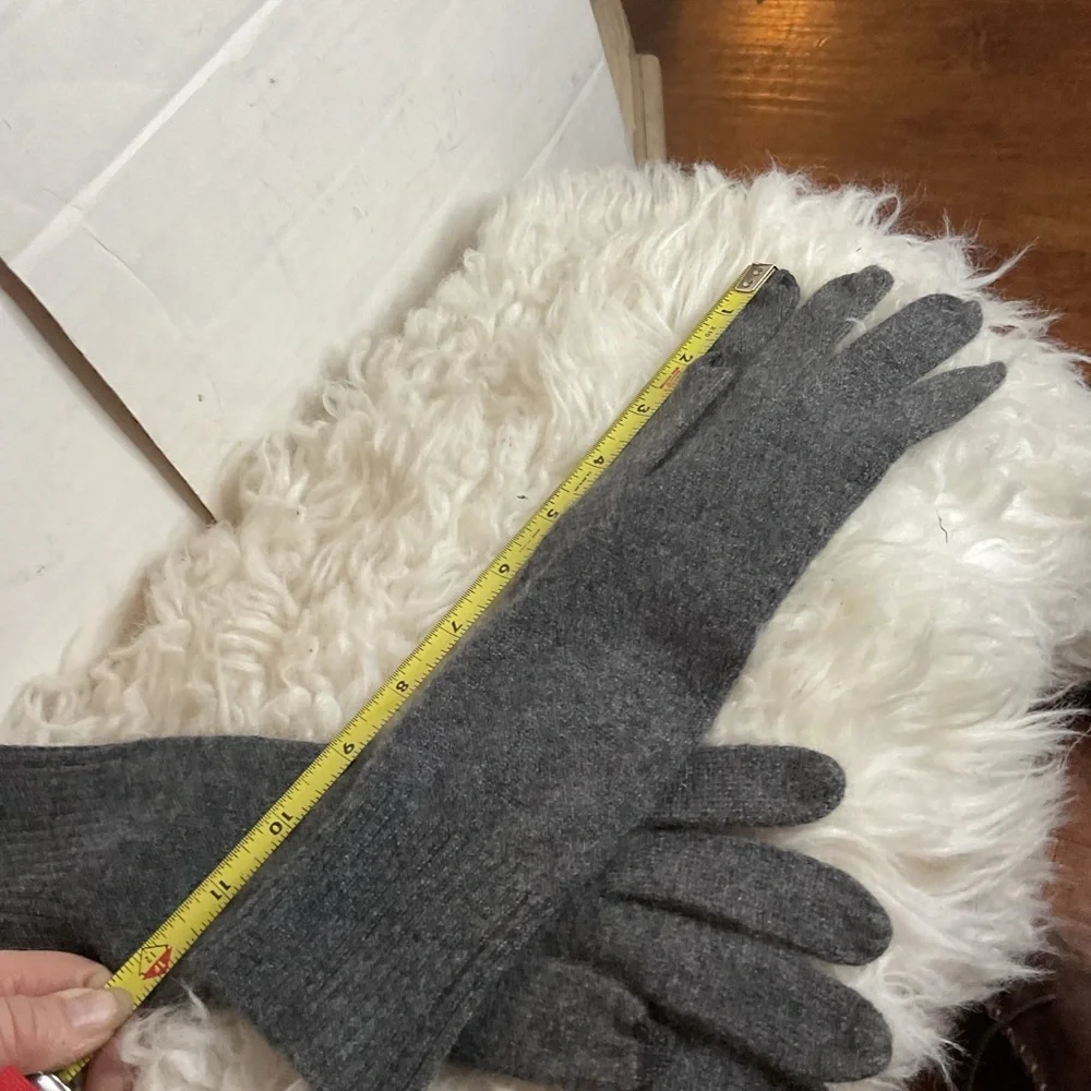Cashmere Cashmere Gray studded text tip gloves